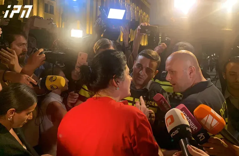 "რუს ჟურნალისტს დავუსვით კითხვა, არის თუ არა რუსეთი ოკუპანტი - არ გეთანხმებითო გვიპასუხა, პოლიციამ დაიცვა ეს ადამიანი" - დაპირისპირება პარლამენტთან