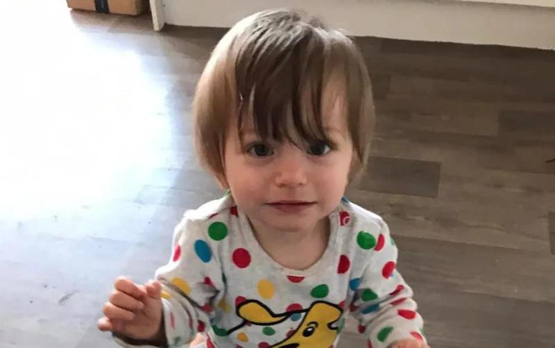 უმძიმესი უბედური შემთხვევა ინგლისში: 2 წლის ბიჭუნა, მამის ცხედართან ერთად, ბინაში გარდაცვლილი იპოვეს - ბავშვის სიკვდილის მიზეზი დეჰიდრატაცია გახდა