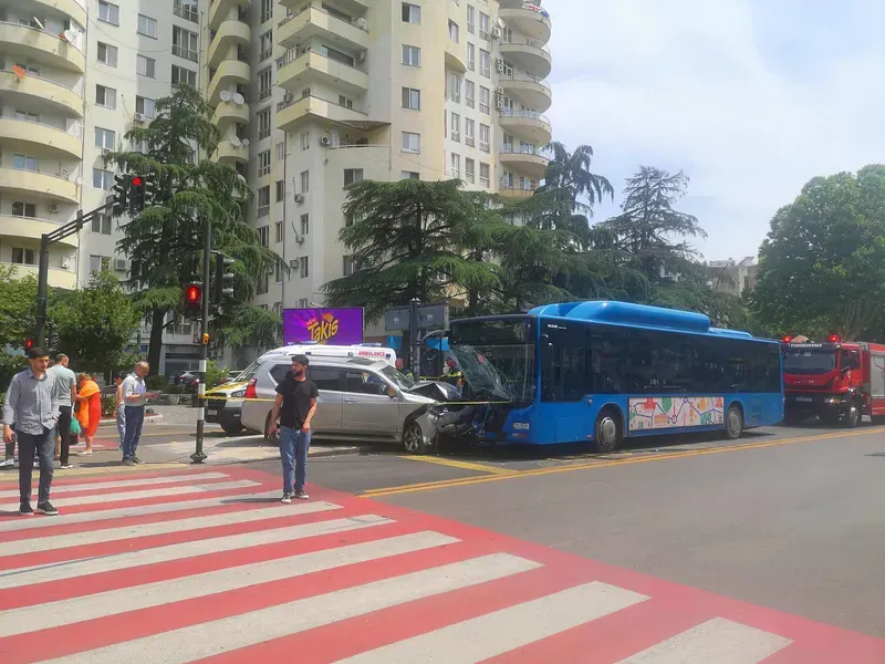 ავარია ვაკეში - ერთმანეთს მსუბუქი ავტომობილი და ავტობუსი შეეჯახა