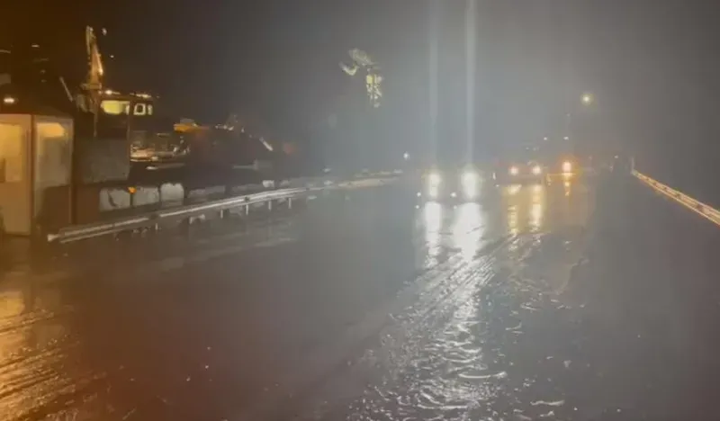 რიკოთზე გზის სავალ ნაწილზე ჩამოსული წყლისა და ტალახის გამო ავტოტრანსპორტის მოძრაობა შეზღუდული იყო - რას აცხადებენ გზების დეპარტამენტში