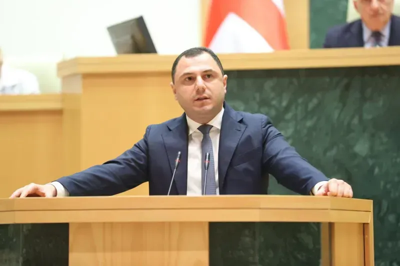 "პარლამენტის დარბაზში ვხედავთ ცარიელ სკამებს, სწორედ ასეთი დაცარიელებულები არიან შინაარსისგან და ასეთ შედეგებსაც მიიღებენ უახლოეს არჩევნებში" - განათლების მინისტრი ოპოზიციაზე
