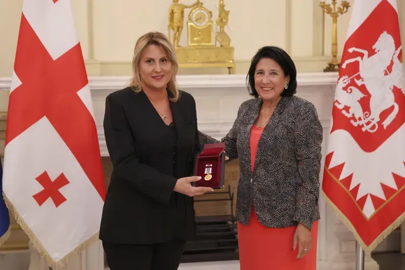პრეზიდენტმა შშმ პირთა უფლებათა დაცვის დღესთან დაკავშირებით სოფიო სიჭინავა, უჩა ვახანია და დიმიტრი წვერავა ღირსების მედლით დააჯილდოვა