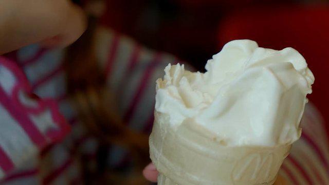 ინდოელი ექიმი აცხადებს, რომ ნაყინის ჭამისას, დესერტში ადამიანის მოჭრილი თითი იპოვა - მედიაში შემზარავი ფოტოები ვრცელდება