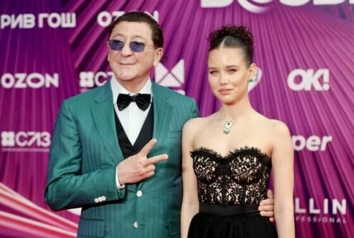 ვინ არის 61 წლის გრიგორი ლეპსის 18 წლის რჩეული - "გოგონა უმდიდრესი ოჯახიდანაა... მან დაბადების დღე დუბაიში აღნიშნა"