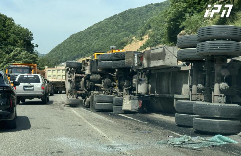 რიკოთზე ტრაილერი ამოტრიალდა და ოთხ მანქანას შეეჯახა - ფოტოები ადგილიდან