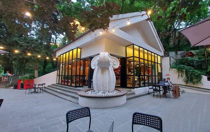 "ყოველგვარი წინასწარი გაფრთხილების გარეშე, თბილისის მერიამ გადაწყვიტა, აუქციონზე გაიტანოს კაფეს შენობა" - მერია "კაფე მზიურის“ შენობის გაყიდვას გეგმავს