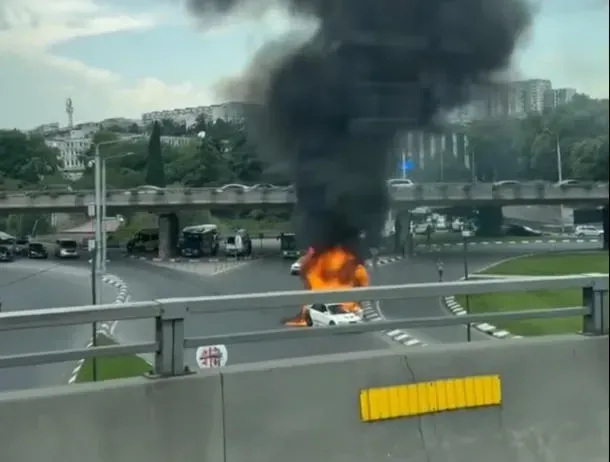 გმირთა მოედანზე ავტომობილს ცეცხლი გაუჩნდა