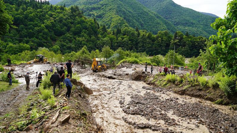 ცაგერი-ლენტეხის ტერიტორიაზე, რამდენიმე ადგილას მეწყერი ჩამოწვა (ფოტო/ვიდეო)
