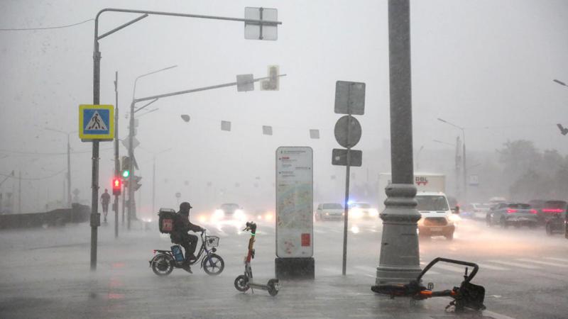 ქარიშხალი, ძლიერი წვიმა და დატბორილი ქუჩები მოსკოვში - სტიქიას რუსეთში დედაქალაქში ორი ადამიანი ემსხვერპლა, არიან დაშავებულები