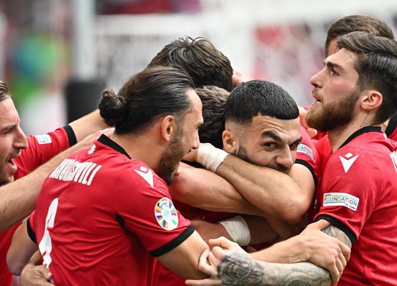 გიჟური თამაში, "მამარდას" სასწაული "სეივები" და მიქაუტაძის შეუდარებელი პენალტი - პირველი ტაიმის შემდეგ ჩეხებს ვუგებთ