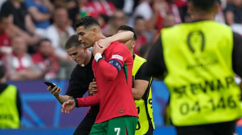 "გაგვიმართლა, რომ გულშემატკივრებს კეთილი განზრახვები ჰქონდათ" - პორტუგალიის ნაკრები მოედანზე შეჭრილი და რონალდუსთან ფოტოს გადაღების მსურველთა აქტივობამ შეაწუხა