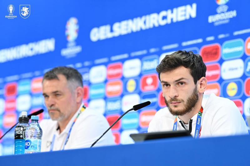 "ის ბაზები გირჩევნიათ, სადაც ახლა ვარჯიშობთ, თუ ის, სადაც რუსეთში ცხოვრობდით?" -  კითხვა ხვიჩა კვარაცხელიას, ფეხბურთელის პასუხი და უეფას შენიშვნა ჟურნალისტს