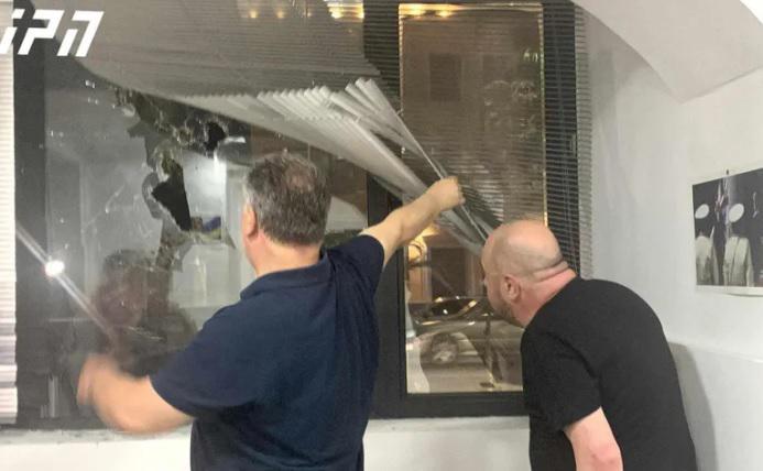 "ფანჯრები დაგვხვდა ჩამსხვრეული...რამდენჯერმე ძლიერად აქვთ ნასროლი მძიმე საგანი" - "ნაციონალური მოძრაობის“ ინფორმაციით, ფოთის ორგანიზაციის ოფისი დაარბიეს (ვიდეო)