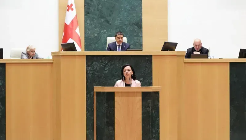 პარლამენტმა მიიღო ცვლილებები, რომელიც კოვიდპანდემიისას იზოლაციის, კარანტინის ან პირბადის ტარების წესების დამრღვევებს ადმინისტრაციული პასუხისმგებლობისგან ათავისუფლებს