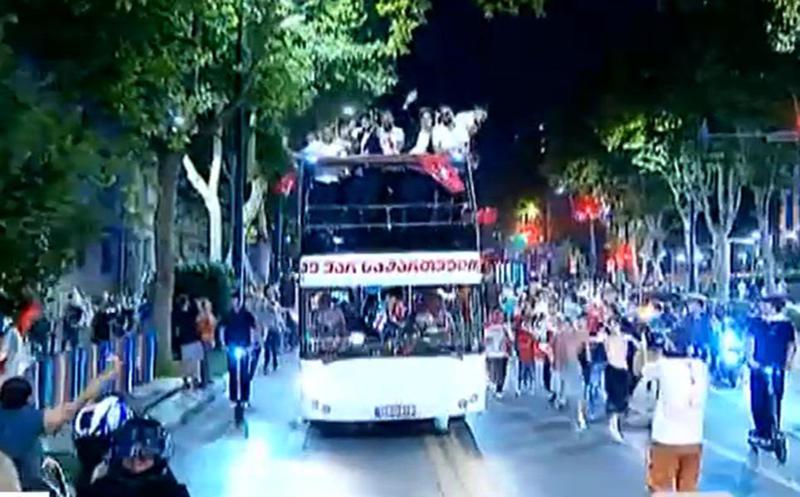 ფეხბურთელების მსვლელობა თავისუფლების მოედნისკენ ღია ავტობუსით დაიწყო - პირველი კადრები (ვიდეო)