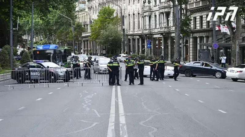 მზადება ფეხბურთელების დახვედრის ცერემონიისთვის - თავისუფლების მოედანზე ტრანსპორტის მოძრაობა შეიზღუდება