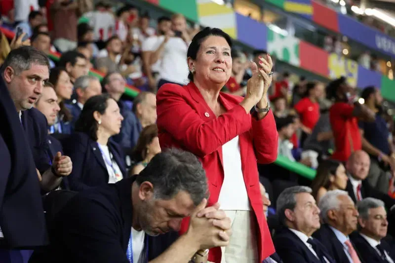 პრეზიდენტი დღეს სახალხო ზეიმს შეუერთდება და ფეხბურთის ეროვნული ნაკრების წევრებსა და ფეხბურთის ეროვნული ფედერაციის წარმომადგენლებს ღირსების ორდენებს გადასცემს