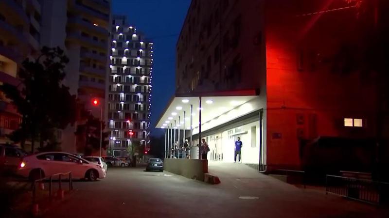 არსებული ინფორმაციით, თბილისში კურიერს 8 პირი იარაღით თავს დაესხა - "4 გოგო და 4 ბიჭი ჩამოსულა, უცემიათ და ტყვიაც დაახალეს"