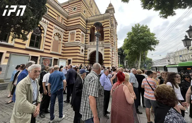 ლიანა ისაკაძე ოპერისა და ბალეტის სახელმწიფო თეატრიდან ტაშით გამოასვენეს