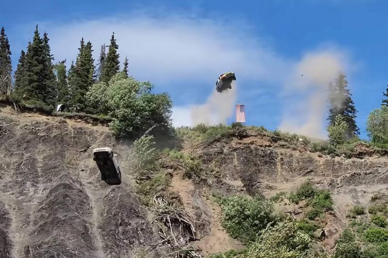 "უნდა ნახოთ, როგორ დაფრინავენ მანქანები" - მანქანების კლდიდან გადაჩეხის სანახაობა ალასკაში: რას აღნიშნავენ ადგილობრივები უჩვეულო მეთოდით (ვიდეო)