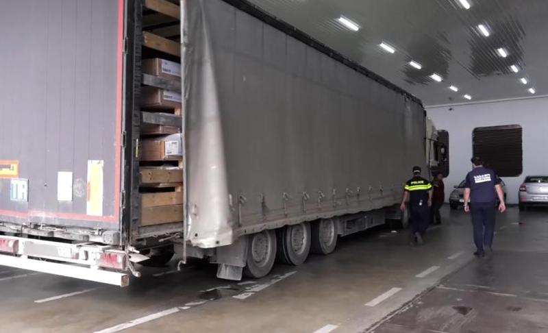 კადრები სარფიდან: სატვირთოში დამალული მიგრანტები საზღვარზე უკანონოდ შემოსვლას გეგმავდნენ - დაკავებულია 4 პირი