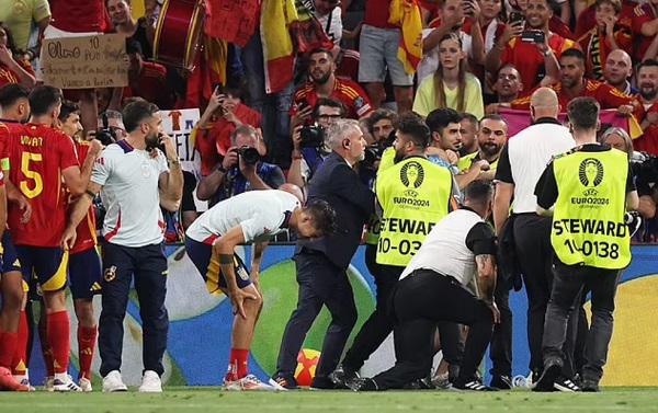 "ესპანელებს ზეიმი არ დასცალდათ" - ინციდენტი მატჩის ბოლოს: უსაფრთხოების თანამშრომელმა ნაკრების კაპიტანი დააზიანა (ვიდეო)