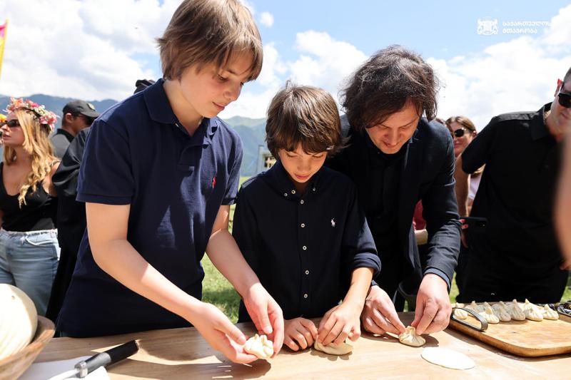 ხინკლის მასტერკლასი, გამოფენა-გაყიდვა და დაჯილდოების ცერემონია - ფოტოები "თუშეთობიდან", რომელსაც პრემიერი შვილებთან ერთად დაესწრო