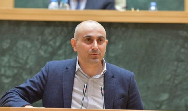 “მამუკა ხაზარაძის ფულზე მიდის ახლა ნადირობა - ყველას თავისი ტაქტიკა აქვს: ზოგი კომპლიმენტებს ეუბნება, ზოგი გადარჩენას სთავაზობს“ - სანდრო რაქვიაშვილი