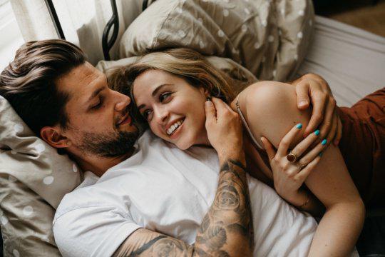 24 მარტივი საქციელი, რომლითაც ნებისმიერ გოგოს "დაადნობთ"