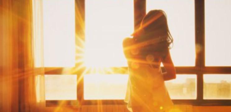 5 რამ, რასაც ბედნიერი ადამიანები დილით საწოლიდან ადგომამდე აკეთებენ