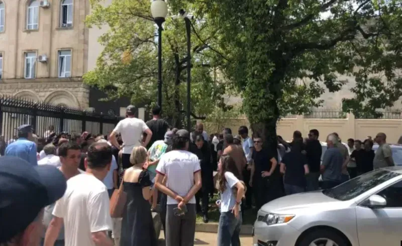 დაძაბულობა აფხაზეთში: მოსახლეობა "აპარტამენტების კანონპროექტს" აპროტესტებს - აქციაზე "სამართალდამცავებსა" და მოქალაქეებს შორის შეტაკება მოხდა