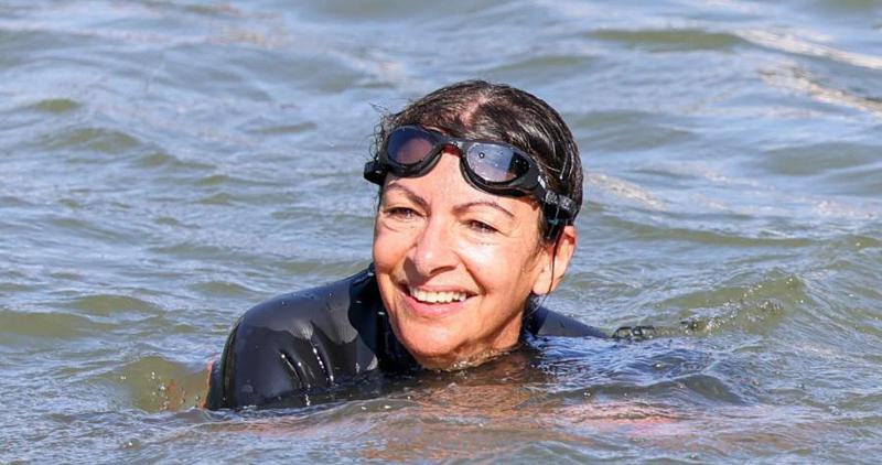 "ძალიან კარგი წყალია, ეს შევძელით..." -  პარიზის მერმა სენაში შეცურა, რათა დაემტკიცებინა, რომ წყალი სუფთა და უსაფრთხოა (ვიდეო)