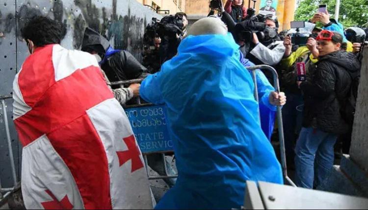 პარლამენტთან, აქციაზე დაკავებული საბა მეფარიშვილი და ომარ ოკრიბელაშვილი, რომელთაც რკინის ჯებირის დაზიანებას ედავებიან, სასამართლომ კვლავ პატიმრობაში დატოვა