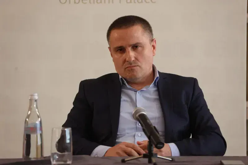 "გასაგები იყო, რომ ია-ვარდებით არ დამხვდებოდნენ, მაგრამ ასე ოპერატიულად თუ დაბლოკავდა კლანი საკითხს, არ მქონდა გათვლილი" - კახა წიქარიშვილი