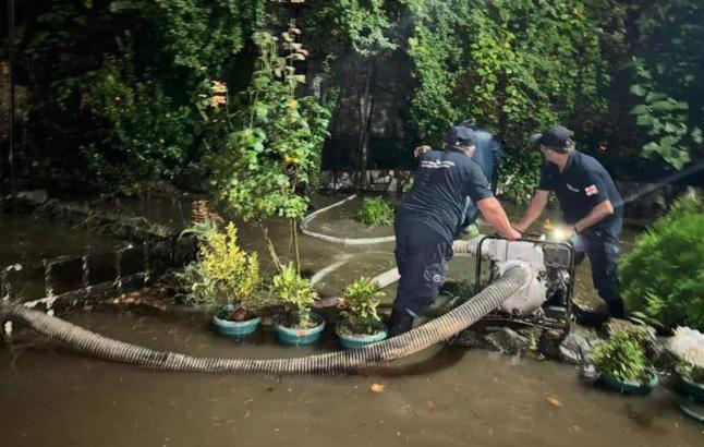 დატბორილი სახლები და ეზოები - რა ხდება ოზურგეთში ძლიერი წვიმის შემდეგ?