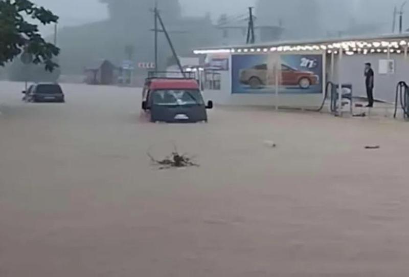 სტიქია აჭარაში: დაბა ჩაქვში ძლიერი წვიმის შედეგად ცენტრალური საავტომობილო გზა დაიტბორა