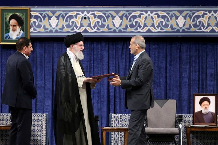 ირანის პრეზიდენტის ინაუგურაციაზე ისმოდა შეძახილები "სიკვდილი ამერიკასა და ისრაელს"  - რა ვიდეო ვრცელდება მედიაში