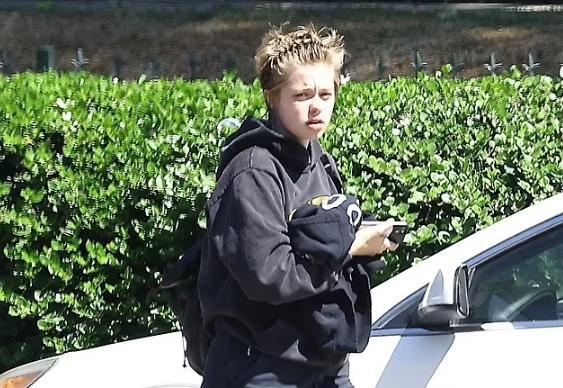 "ბრანჯელინას" შვილი შეცვლილი იმიჯით და მოწყენილი იერით - შაილო პაპარაცების ობიექტივში მოხვდა (ფოტოები)