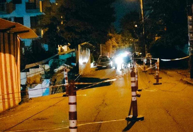 "გზას ძირი აქვს გამოთხრილი, ერთი თვის წინაც ჩაიშალა მიწა...  9-სართულიანი მონსტრი შენდება“ - თბილისში, ტაბიძის ქუჩასთან საავტომობილო გზის ნაწილი ჩაიშალა