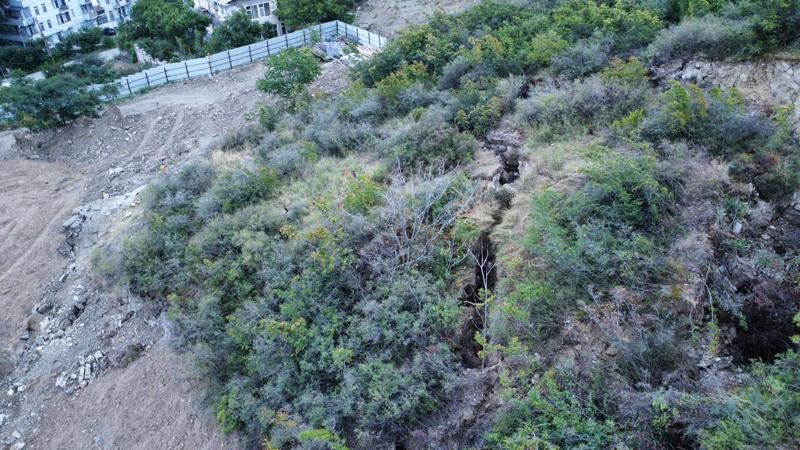 "ეს ხდება ქვედა ვაშლიჯვარში, დრონით გადავიღეთ კადრები" - მოქალაქე ავრცელებს ფოტოებს, სადაც ნიადაგზე გაჩენილი ნაპრალები ჩანს