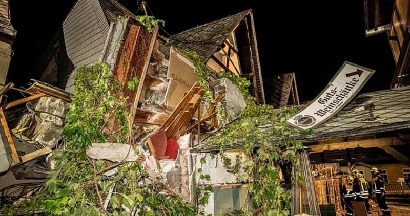 გერმანიაში სასტუმრო ჩამოინგრა - ორი ადამიანი დაიღუპა, რვა ადამიანი კი ნანგრევებშია მოყოლილი: ფოტოები ტრაგედიის ადგილიდან