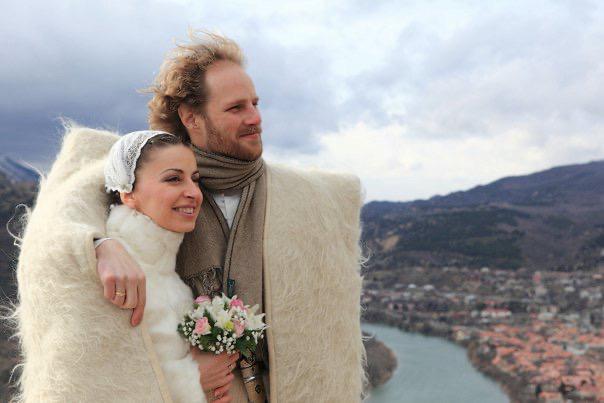 ქართველი მეუღლე და ტრადიციული  ქორწილი - გაიცანით ამერიკელი მეცნიერი, რომელმაც სამივე ქართული ანბანი ისწავლა და პრინსტონის უნივერსიტეტში ქართულ საგალობლებზე დისერტაცია დაიცვა