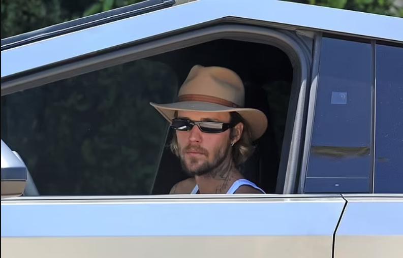 ჯასტინ ბიბერს ვერ იცნობთ - უცნაურად ჩაცმული მომღერალი, ახალი იმიჯით მედიის ყურადღების ცენტრში მოექცა: "საკმაოდ მოუწესრიგებლად გამოიყურებოდა"