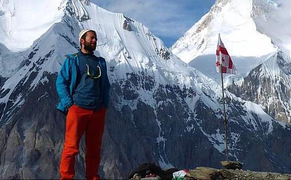 ტრაგედიას მწვერვალ შხელდაზე ცნობილი ალპინისტი არჩილ ბადრიაშვილი შეეწირა - "გამორჩეული სული გაფრინდა სხვა მხარეს... ასეთი ხალხი თითზე ჩამოსათვლელია სამყაროში"