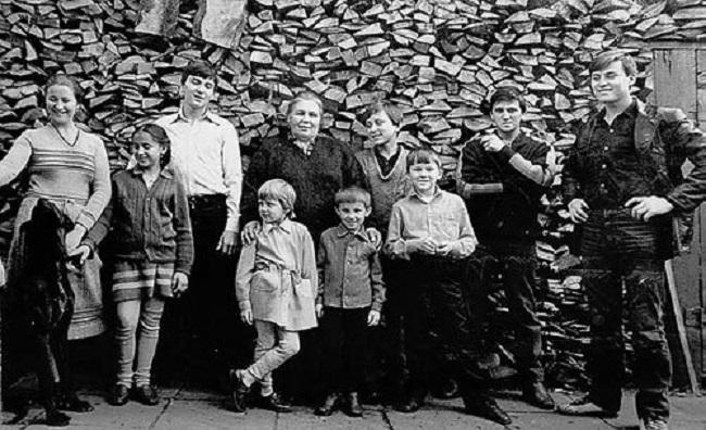 1988 წელს, დედამ, 10 შვილთან ერთად, საბჭოთა კავშირიდან გასაქცევად თვითმფრინავი გატაცება სცადა - ტრაგედიის დეტალები, რომელმაც მუსიკოსები ტერორისტებად აქცია