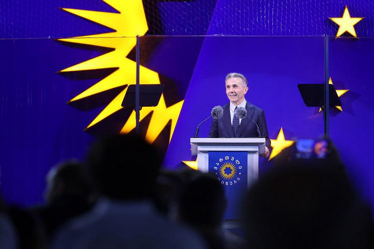 რას ამბობენ “ქართული ოცნების“ ლიდერები ამომრჩეველთან შეხვედრისას, ივანიშვილის დასაცავად გამოყენებულ ტყვიაგაუმტარ მინაზე?