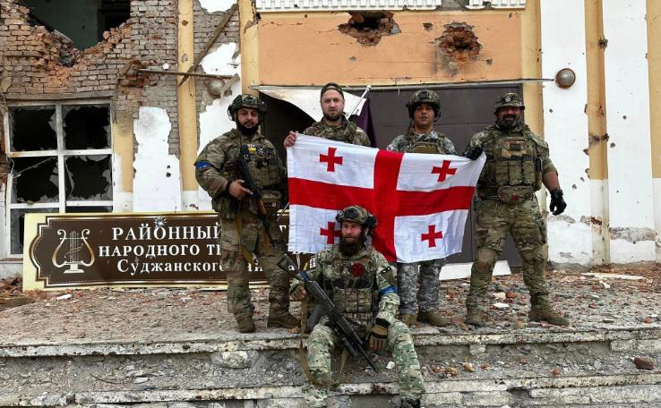 "2013 წლიდან დამაქვს ეს დროშა... და ახლა ვტოვებ რუსეთში, დიდება საქართველოს“ - ექსკლუზიური კადრები კურსკის ოლქის ქალაქ სუჯადან (ვიდეო)