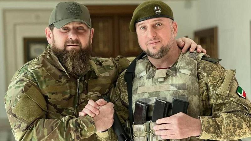 "მან კადიროვის პორტრეტს დაარტყა, თუმცა ჩეჩნეთის ლიდერი მას გვერდიდან არ იშორებს" - კაცი, ორმაგი თამაშით: როგორ გახდა ალაუდინოვი კრემლის ხმა კურსკში?