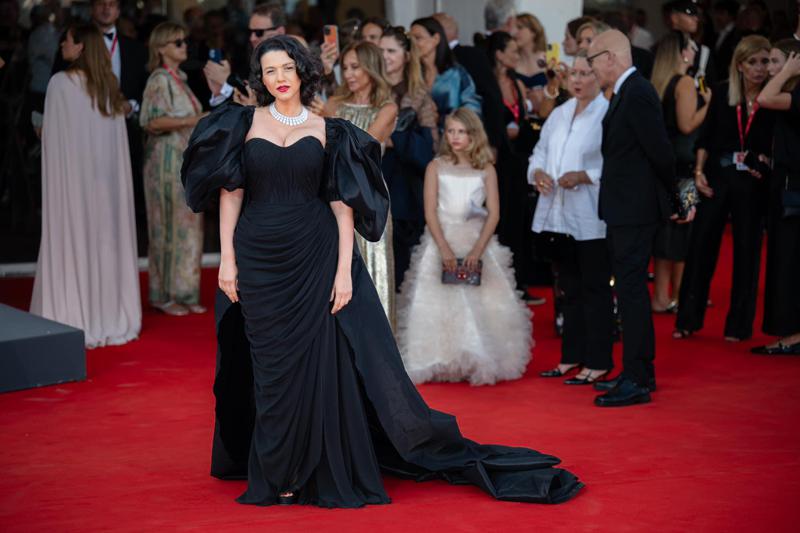 ხატია ბუნიათიშვილი ვენეციის კინოფესტივალის წითელ ხალიჩაზე, ანუკი არეშიძის შავი კაბითა და "კარტიეს“ სამკაულებით (ფოტოები)