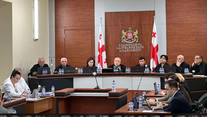 საკონსტიტუციო სასამართლოს პლენუმმა ე.წ. აგენტების კანონზე სარჩელთა ერთობლიობის განხილვა დაიწყო - ვინ არიან მოსარჩლეები და ვინ იცავს მათ ინტერესებს?